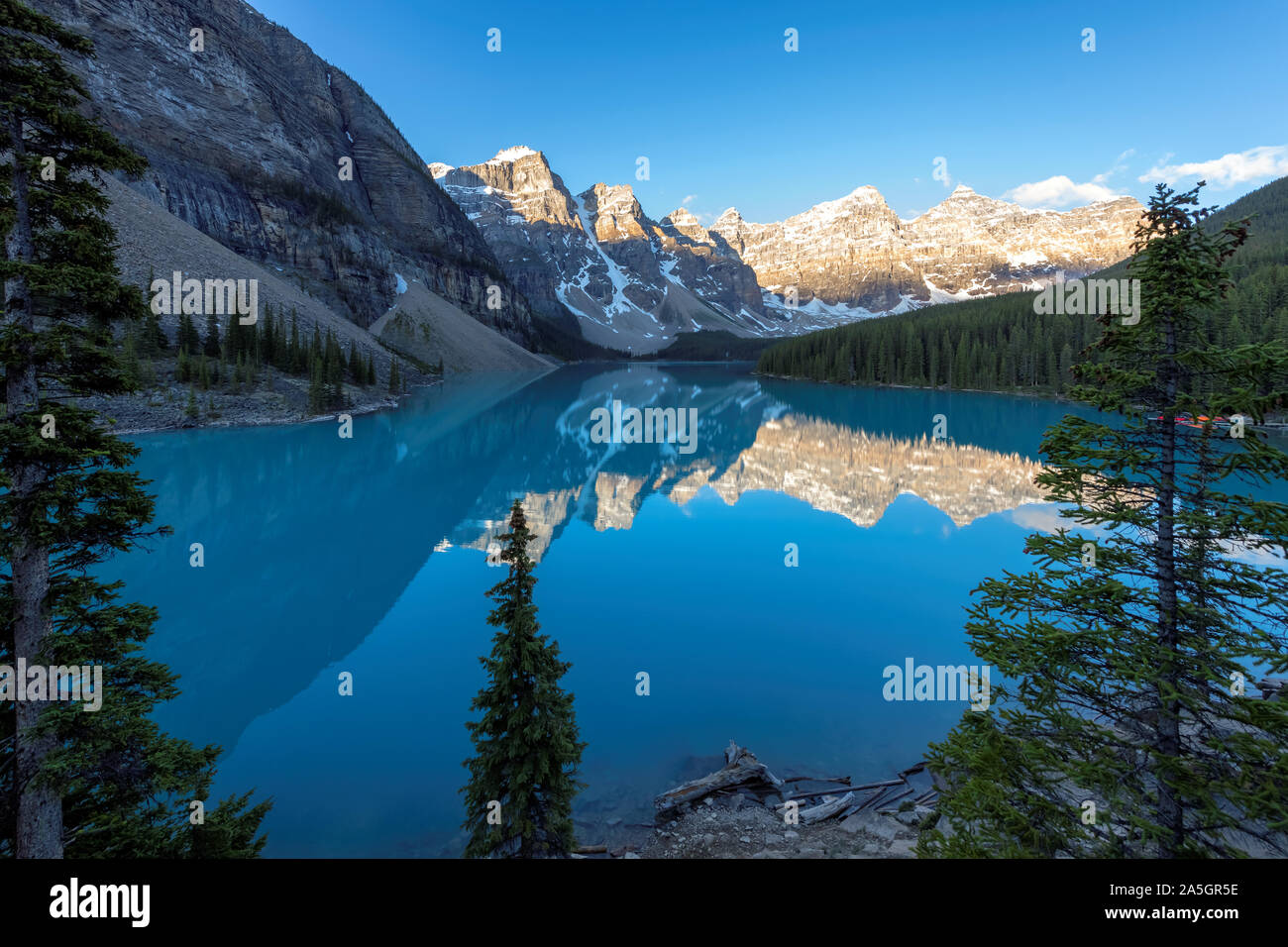 Lever du soleil à la Moraine Lake dans le parc national de Banff, Canada. Banque D'Images