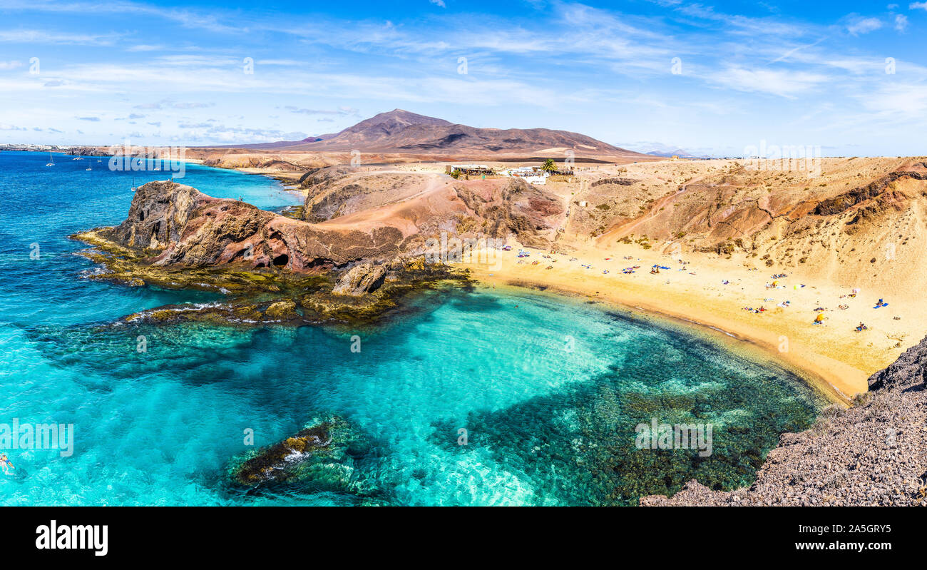 Paysage avec de l'eau de l'océan turquoise sur la plage de Papagayo, Lanzarote, îles Canaries, Espagne Banque D'Images