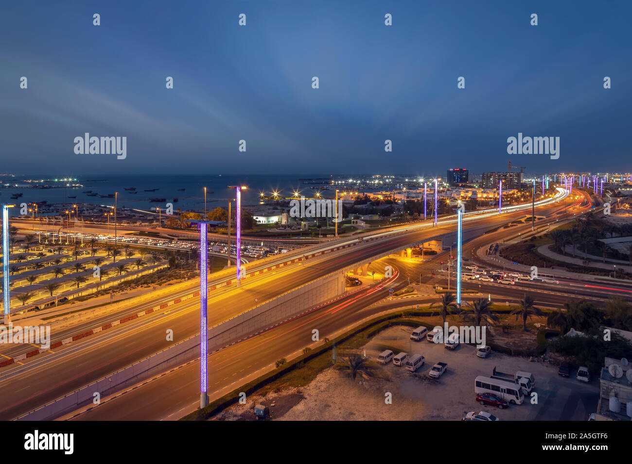 Route de l'aéroport de Doha après le coucher du soleil Banque D'Images