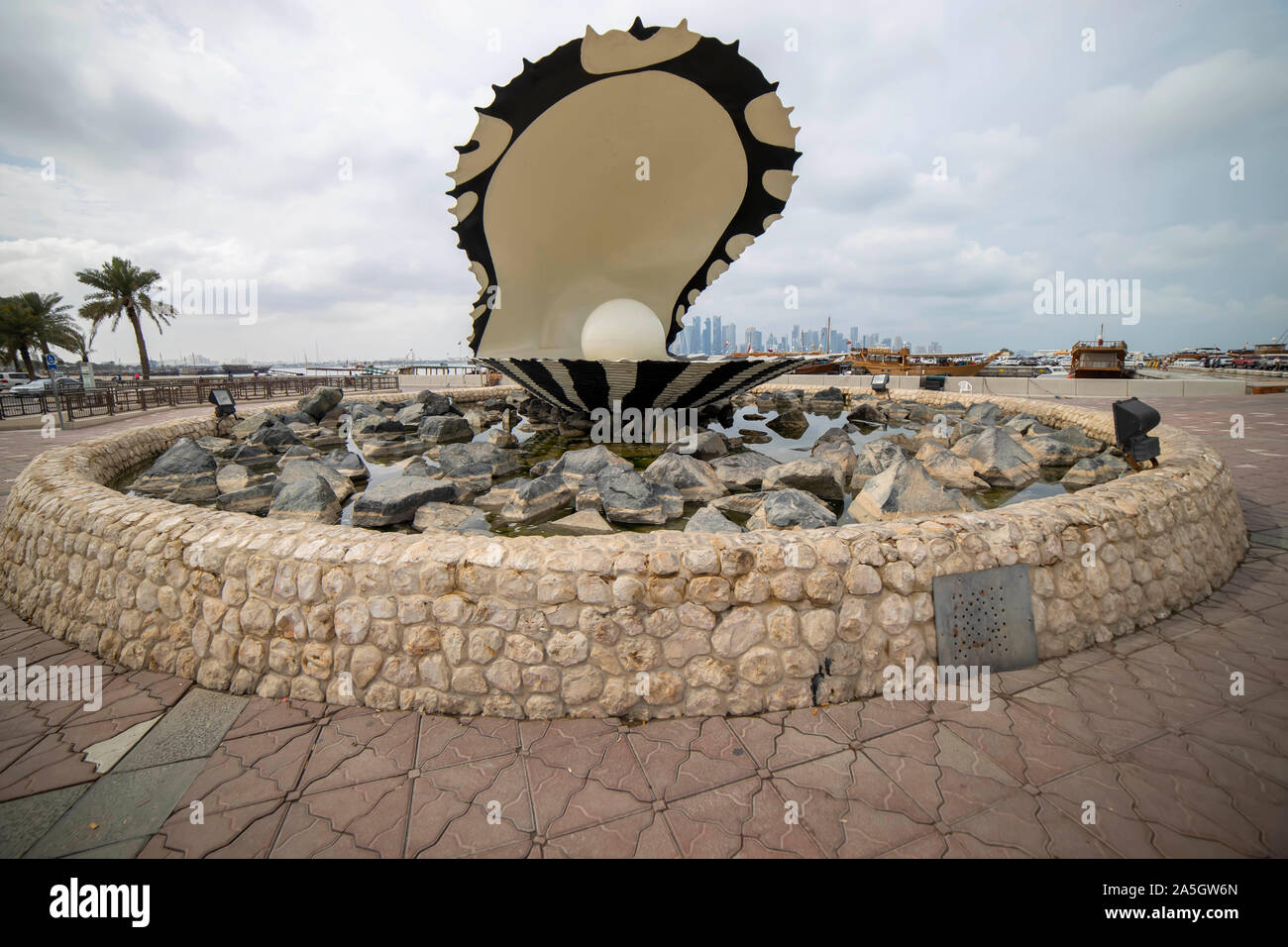 Pearl fontaine et toits de Doha, Qatar, pendant le coucher du soleil Banque D'Images