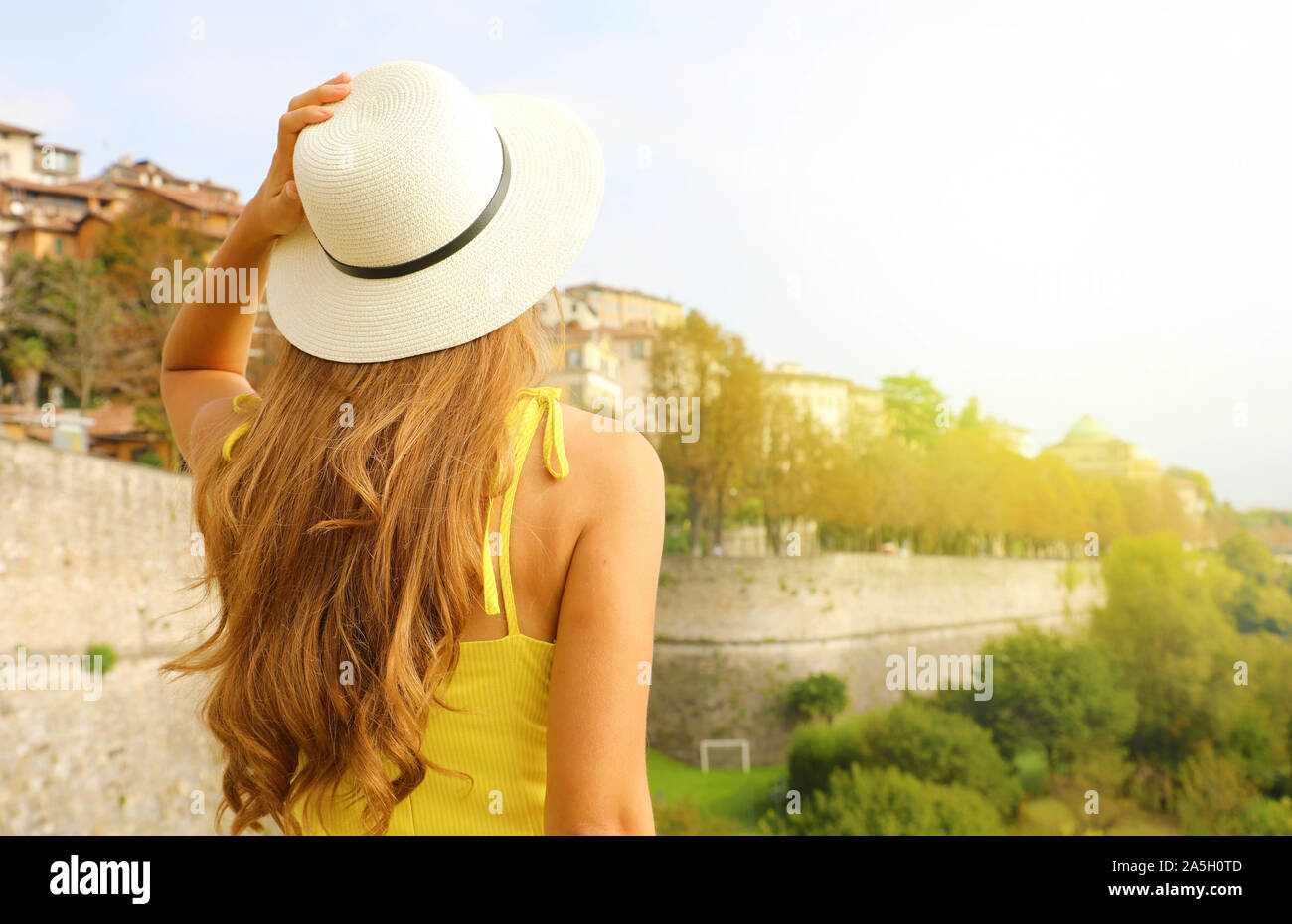 Belle femme avec chapeau enjoying view de la ville haute fortifiée (Citta  Alta) de Bergame à partir de la Porta San Giacomo gate, en Italie Photo  Stock - Alamy