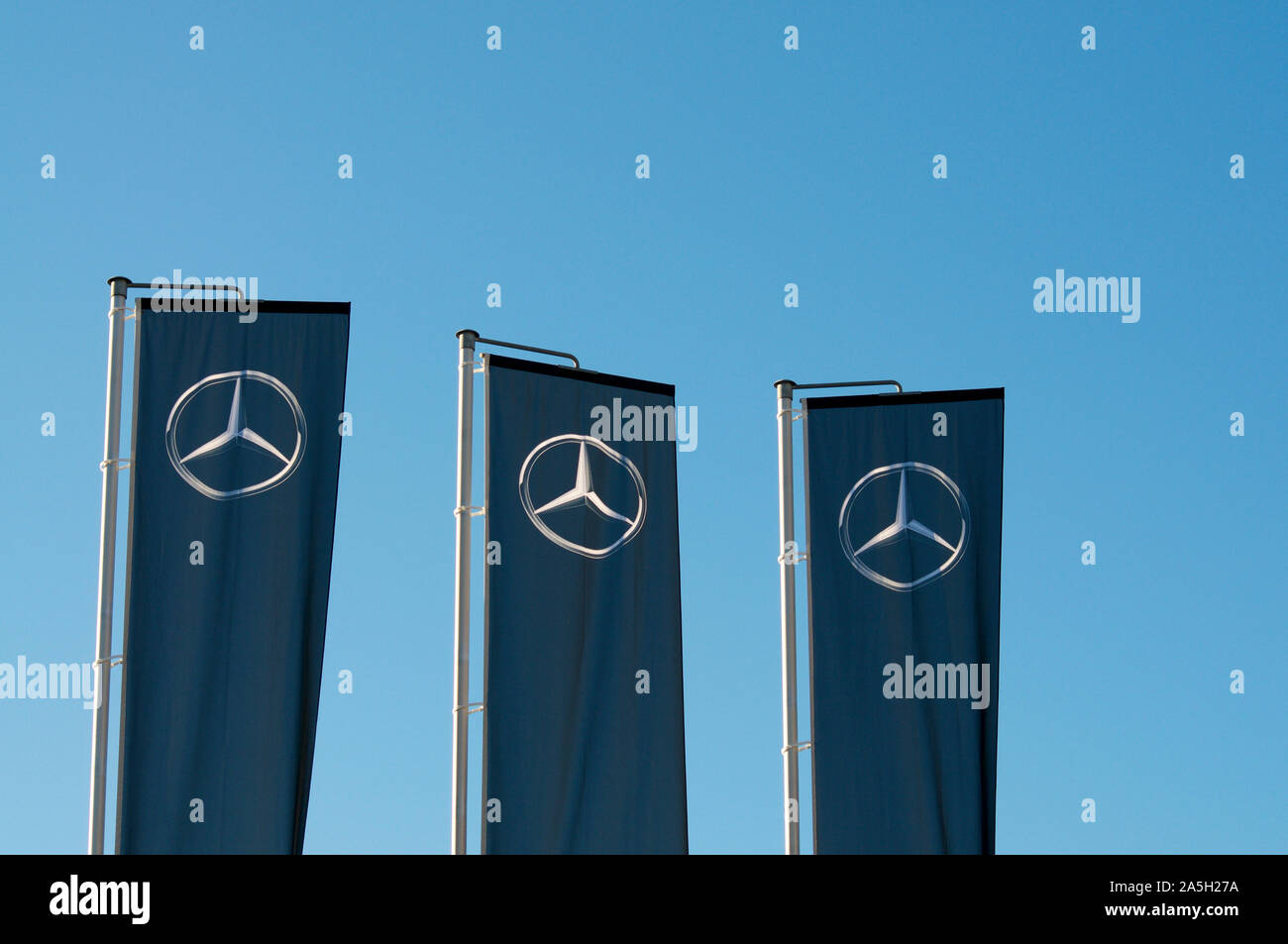 Vezia, Tessin, Suisse - 7 octobre 2019 : vue sur trois drapeaux avec le logo de Mercedes Benz situé dans la région de Porrentruy, Suisse Banque D'Images