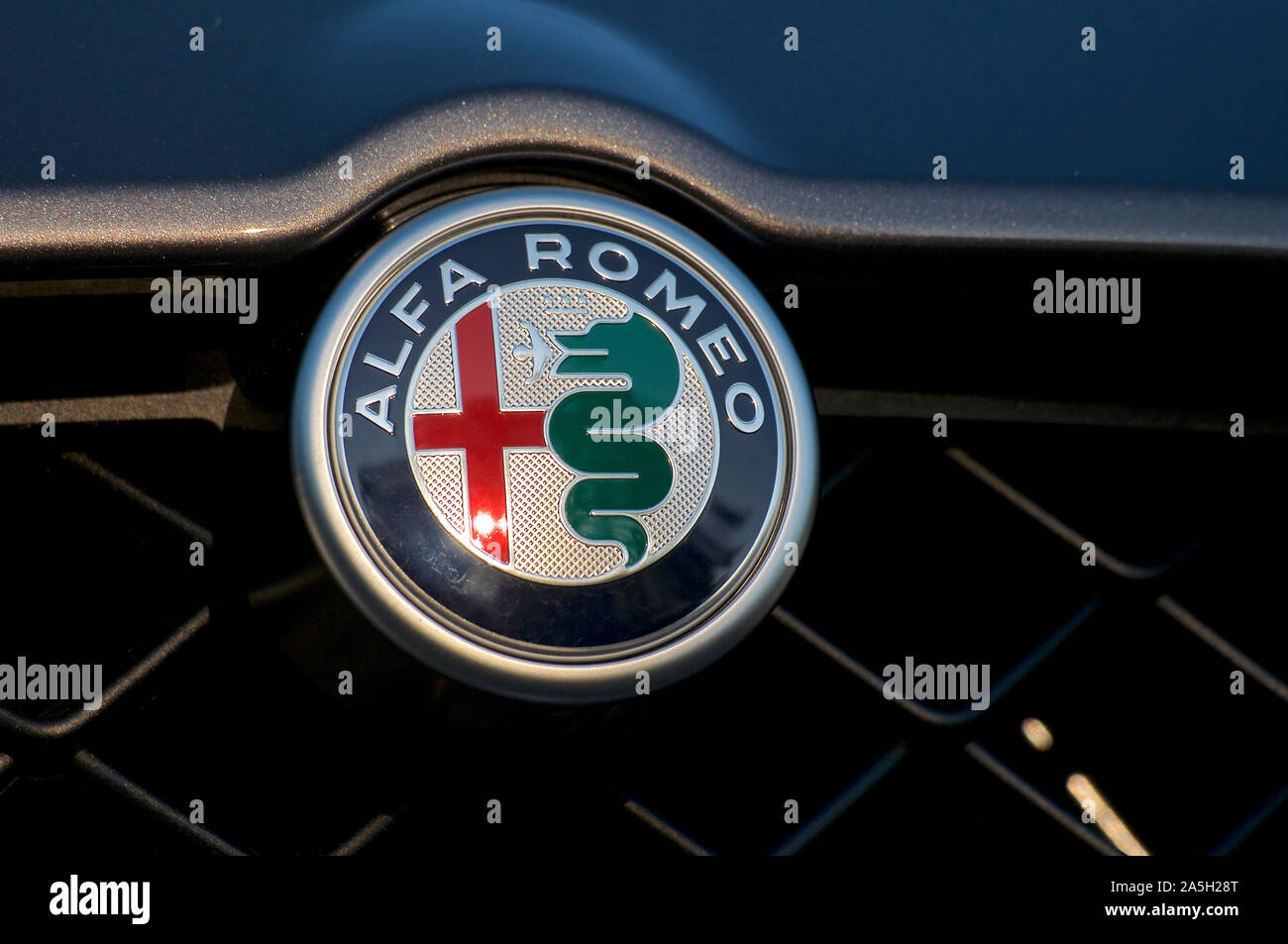 Vezia, Tessin, Suisse - 7 octobre 2019 : Close up photo de l'Alfa Romeo logo placé sur un capot de voiture Banque D'Images