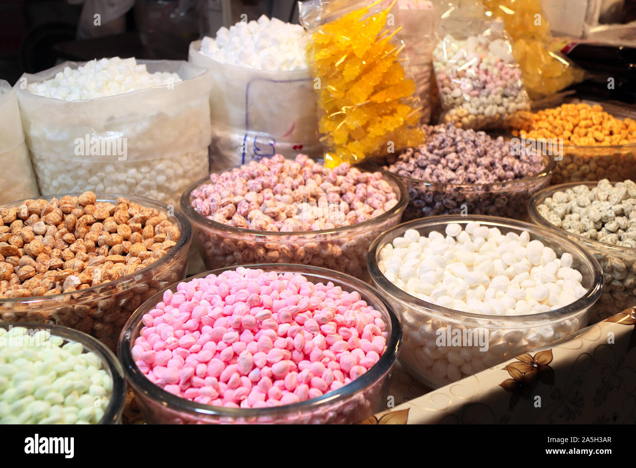 Bonbons traditionnels de noix et de sucre sur bazaar à Tabriz, Iran Banque D'Images