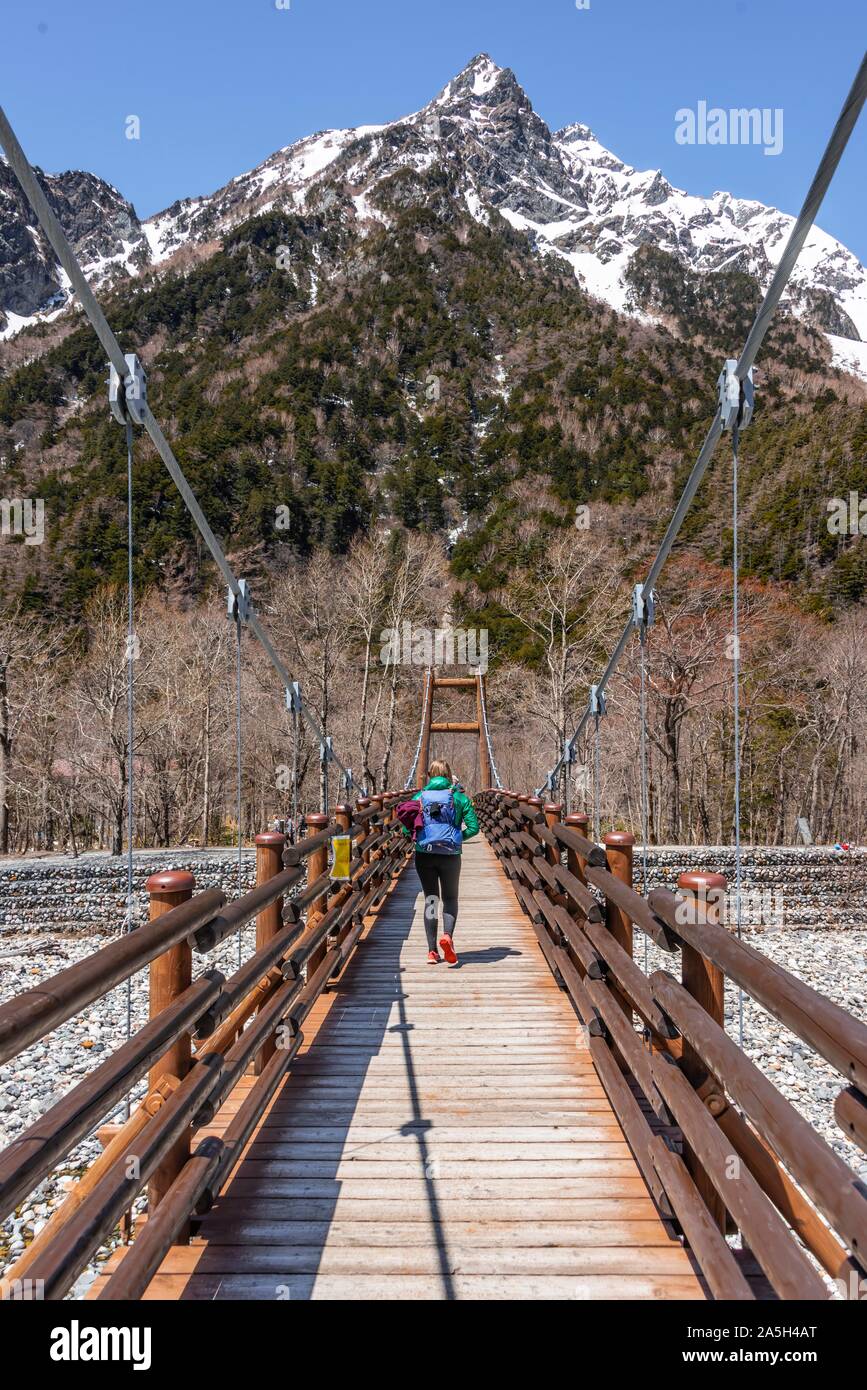 Femme marche sur pont Myojin, Alpes Japonaises, Kamikochi, Matsumoto, Nagano, Japon Banque D'Images