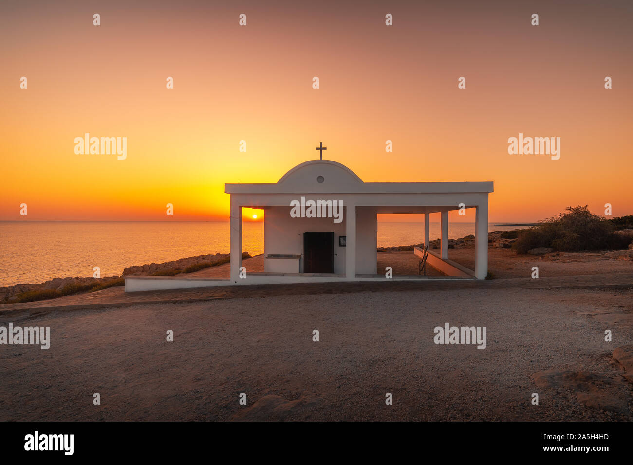 Église d'Agioi Anargyroi au Cap Greco, Protaras, Chypre. Mer Méditerranée Banque D'Images