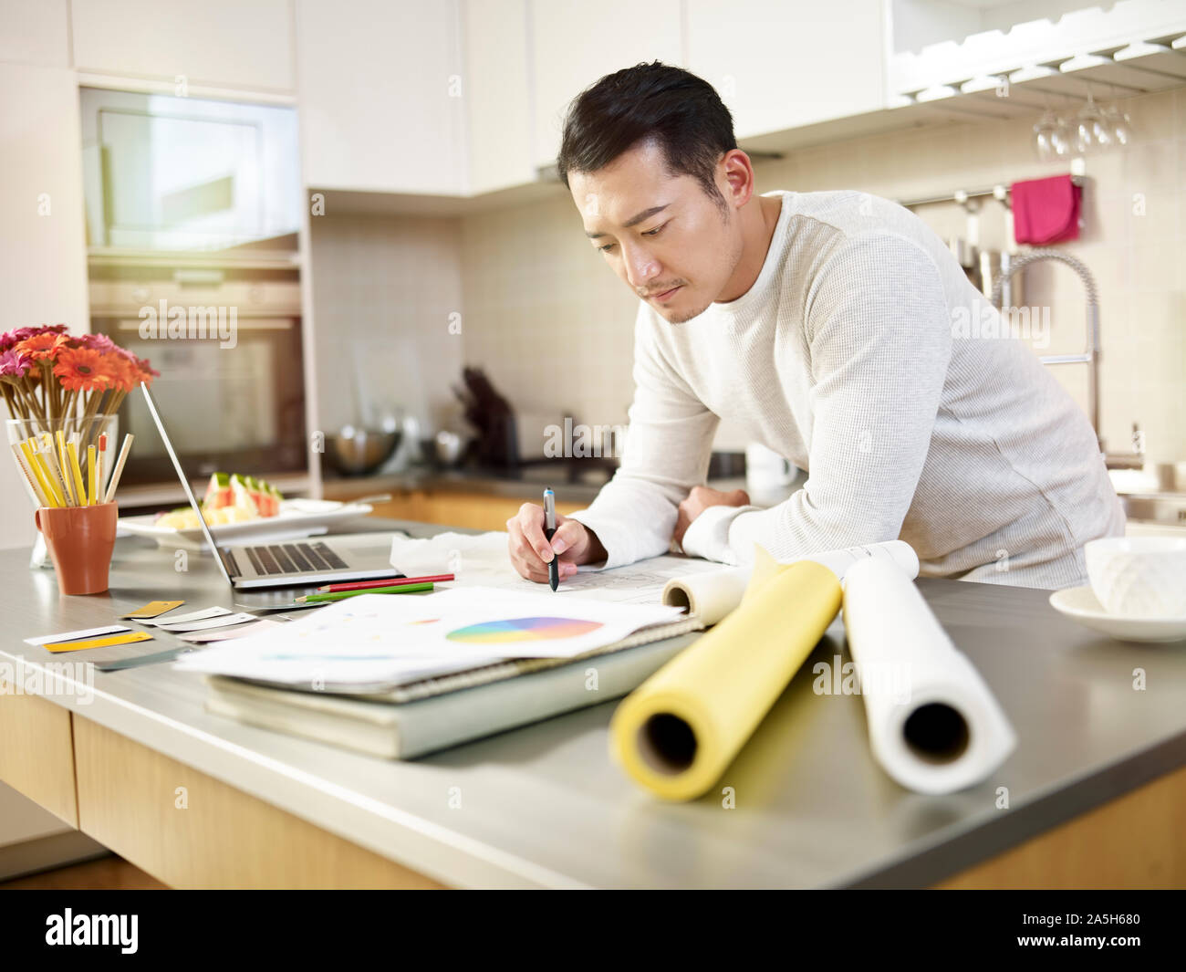 Jeune designer asiatiques travaillent à domicile dessin sur papier brouillon Banque D'Images