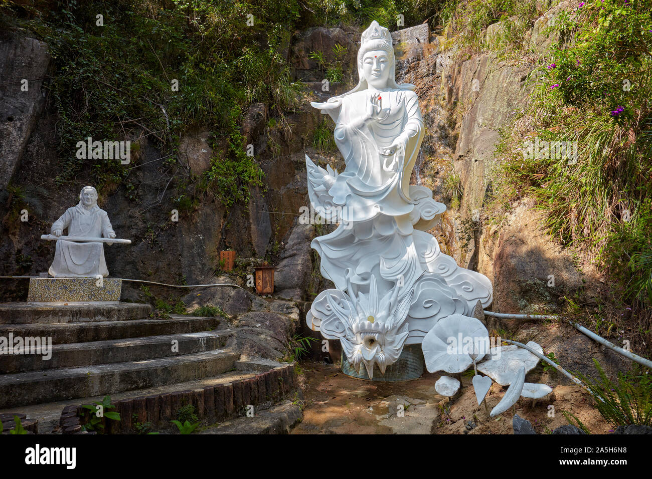 Statue de Kwun Yam, la déesse de la miséricorde, à Guanyin sprinkleur. Dix mille bouddhas monastère (Fat Man Sze), Sha Tin, de nouveaux territoires, à Hong Kong. Banque D'Images