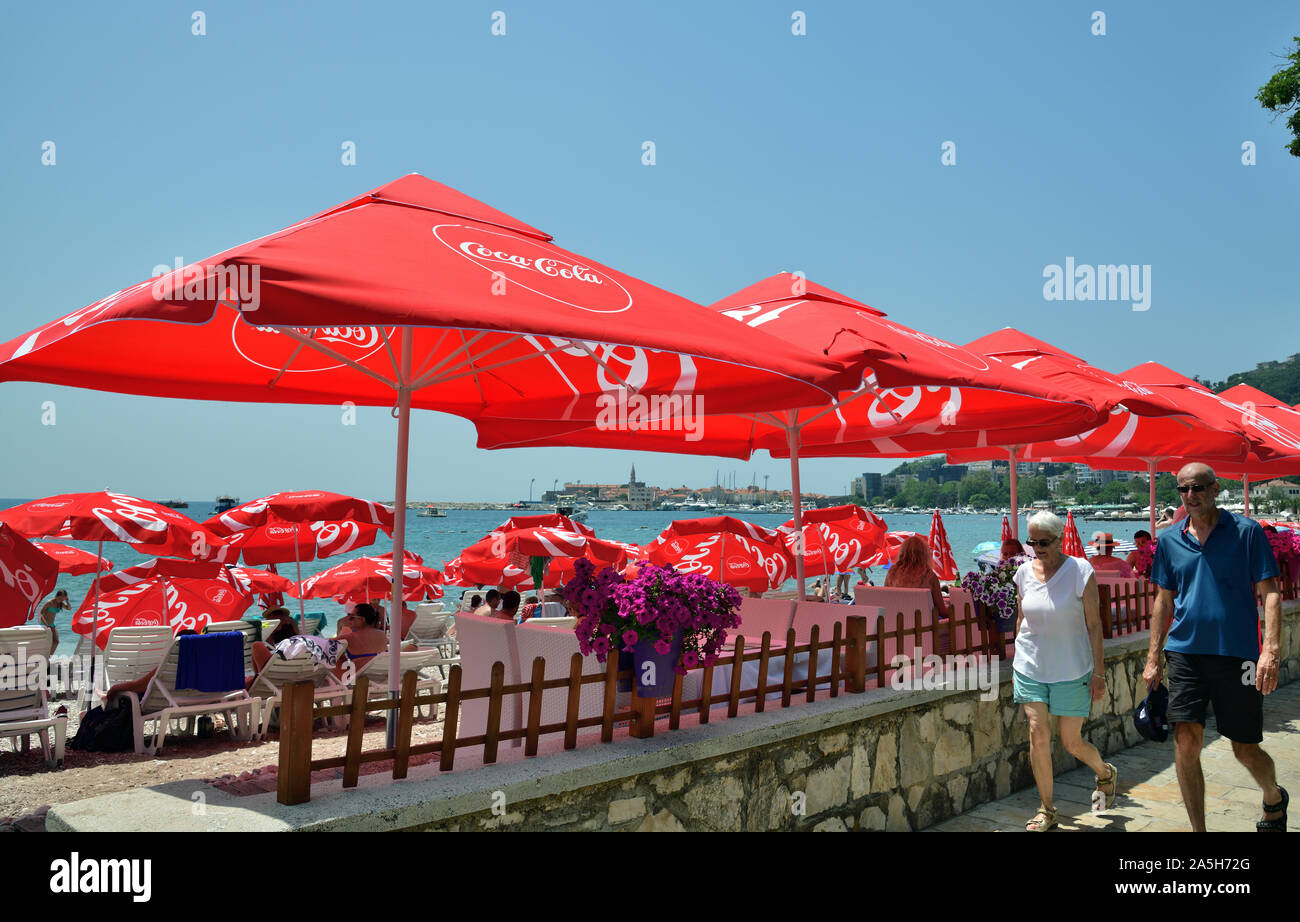 Budva, Monténégro - juin 13.2019. Plage de la ville dans la zone de la station avec des parasols rouges avec la marque Coca Cola Banque D'Images