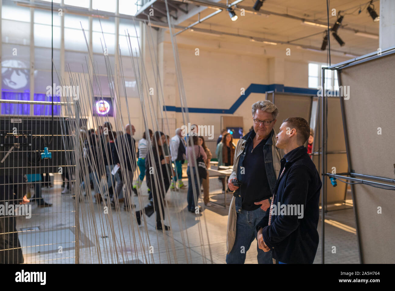 Personnes visitent la graduation spectacle au célèbre Dutch Design Week à Eindhoven, Pays-Bas Banque D'Images