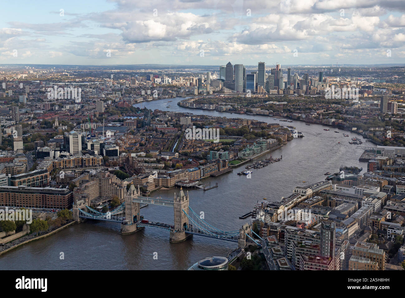 Une vue aérienne de l'Est jusqu'à la Tamise à Londres du Tower Bridge à Canary Wharf. Banque D'Images