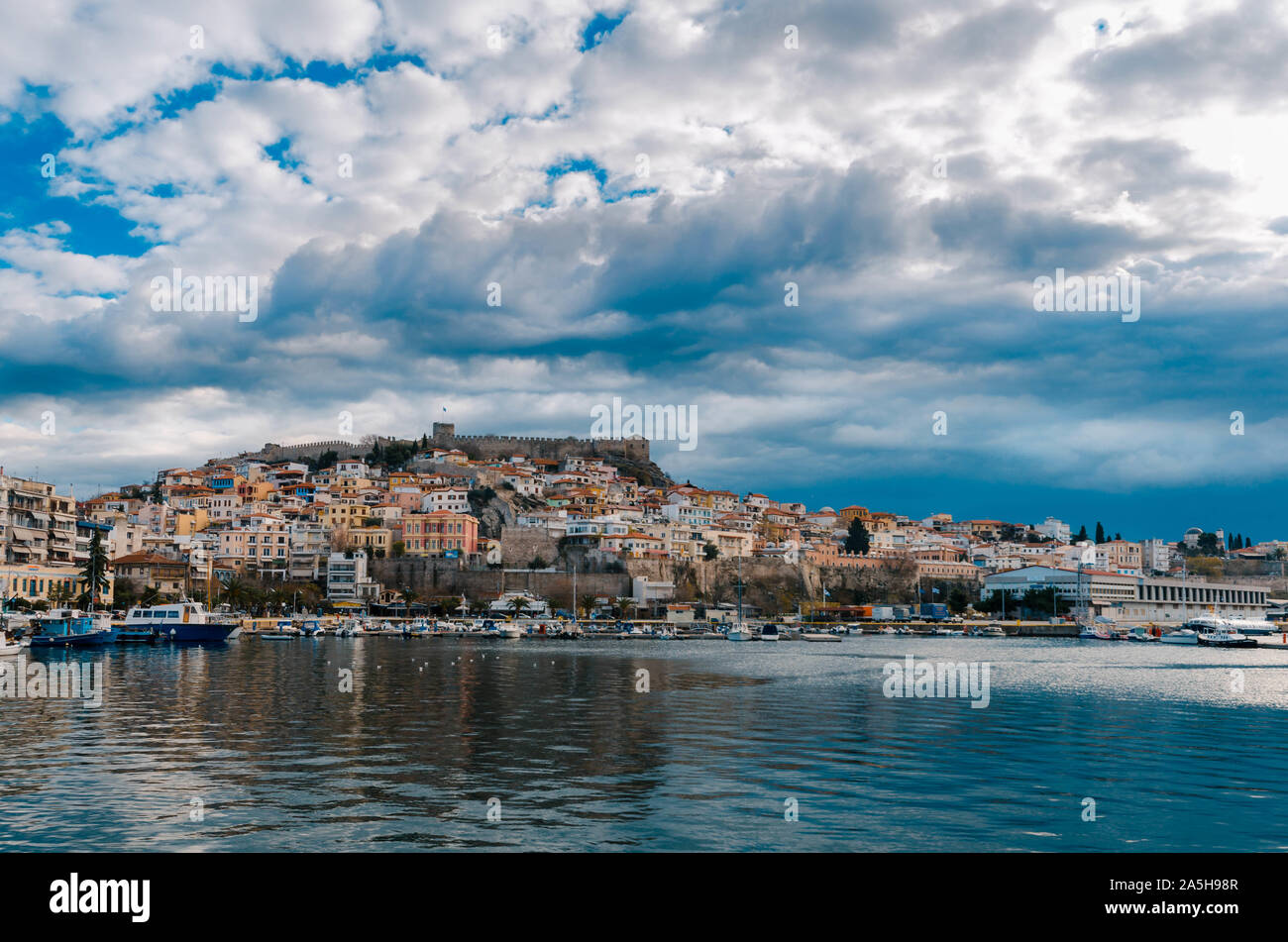 La vue étonnante de Kavala, la pittoresque ville de Grèce du nord, situé sur la baie de Kavala, regardant la mer Égée. Banque D'Images
