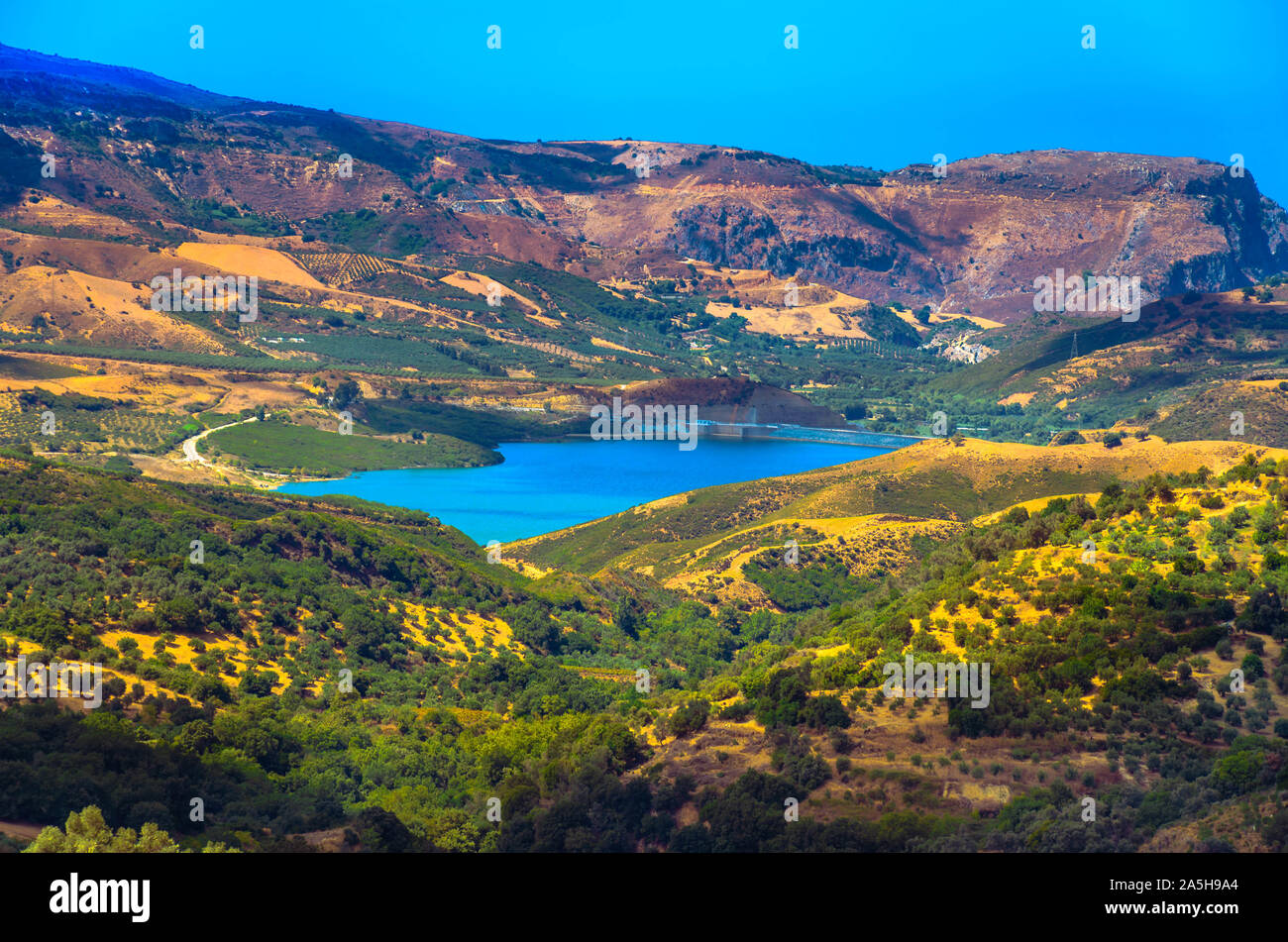 Vue panoramique du paysage crétois au coucher du soleil.typique pour la région d'oliveraies, champs d'oliviers, vignobles et routes étroites jusqu'aux collines. Barrage de Potami lak Banque D'Images