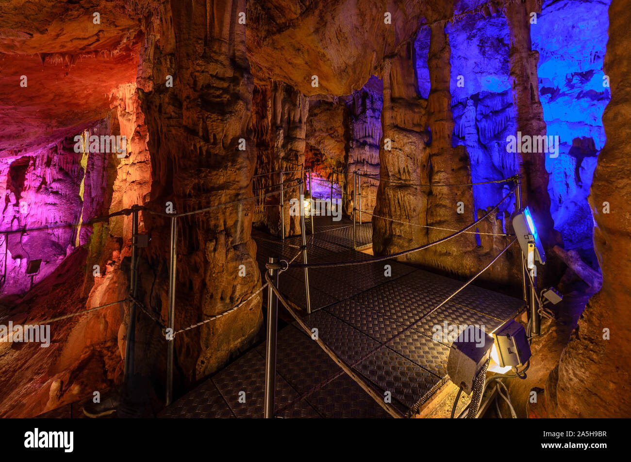 La grotte de Sfendoni stalactite est situé en haute montagne, entre Héraklion et Rethymnon Zoniana près du village. Banque D'Images