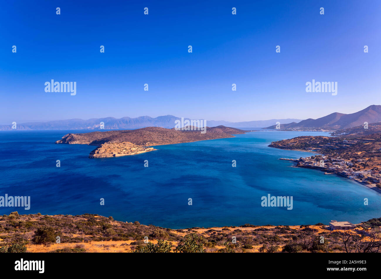 Vue panoramique de l'île de Spinalonga et le golfe d'Elounda. Banque D'Images