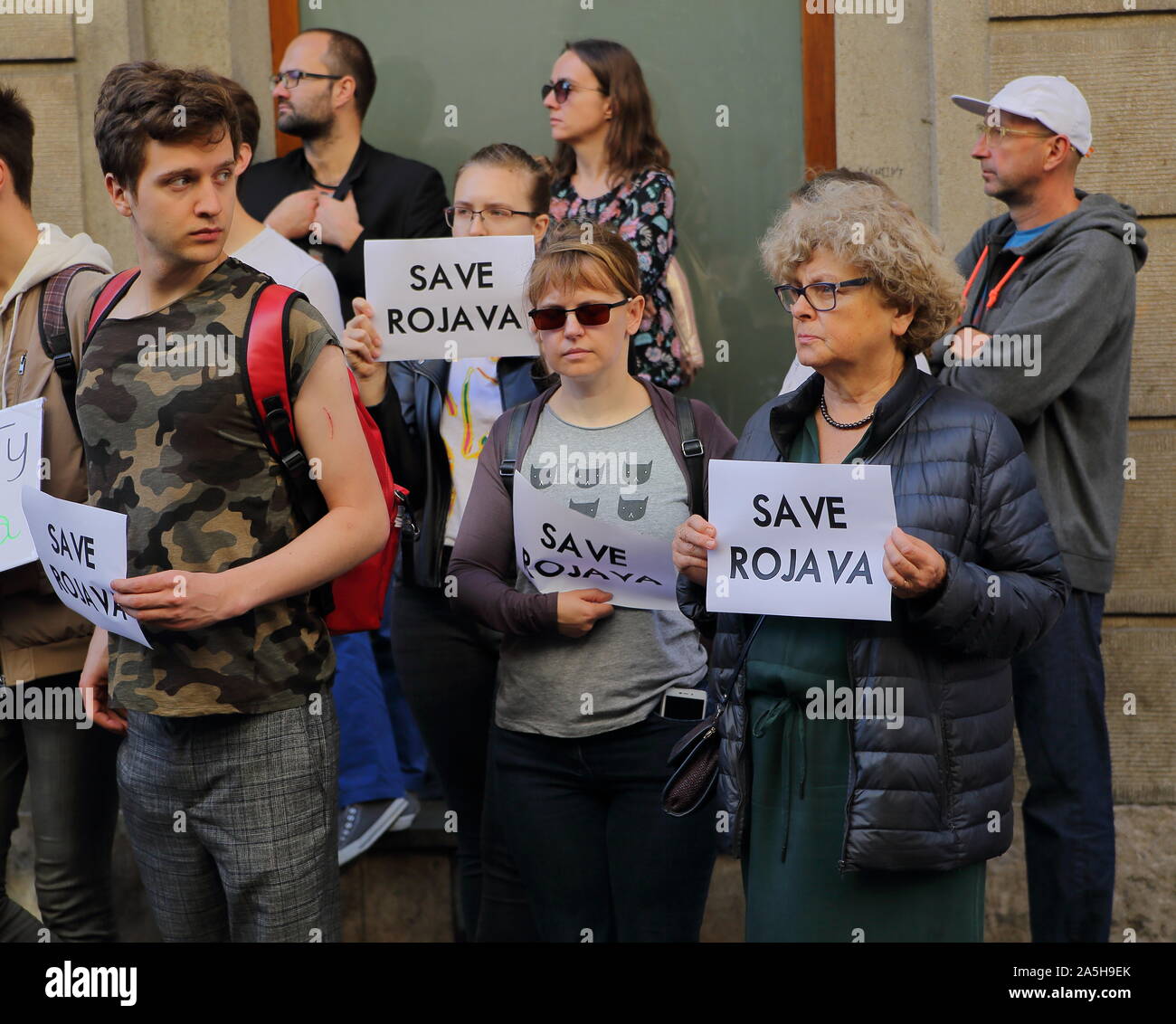 Groupe d'activistes locaux protester contre l'invasion turque dans le nord de la Syrie, tenant des papiers avec des slogans ENREGISTRER ROJAVA, STREET N centre de Cracovie. Banque D'Images