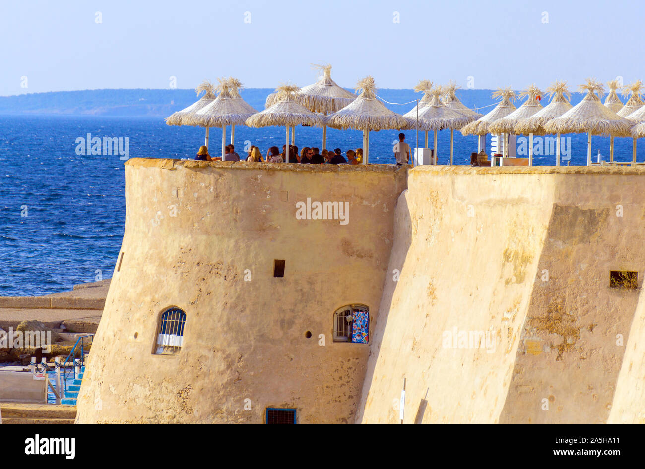 Italie, Pouilles, Gallipoli, vieille ville, café sur le mur de la ville Banque D'Images