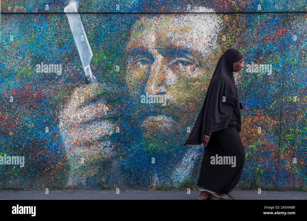 Scène de rue à l'avant du graffito montrant Vincent van Gogh tenant une lame de rasoir Banque D'Images