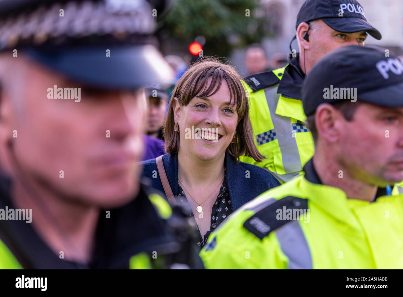 MP Jess Phillips avec escorte de police devant les Maisons du Parlement, Westminster, London, UK pour le Letwin Amendement samedi séance dans Brexit Banque D'Images
