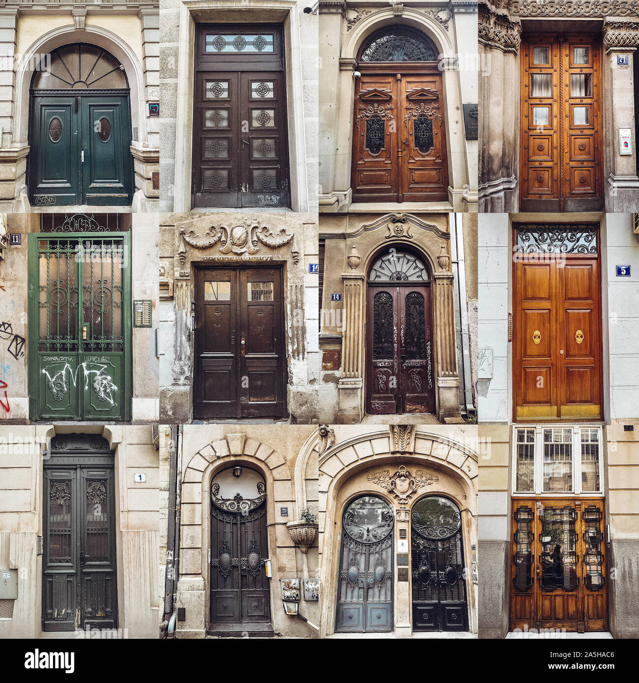 Vintage poster avec portes en bois à Belgrade Banque D'Images