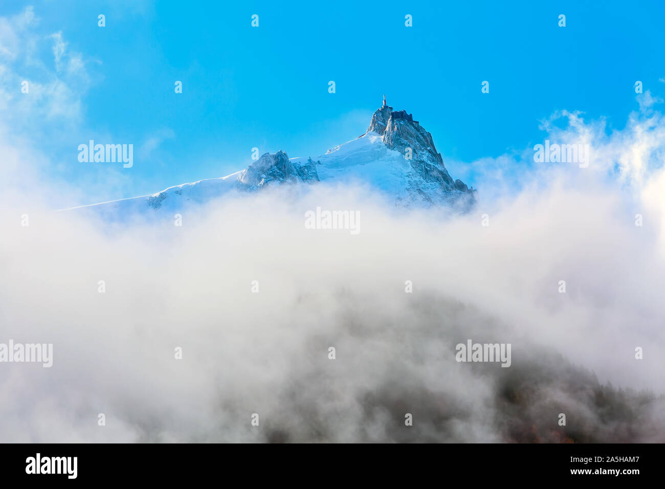 Pic de l'Aiguille du Midi entre les nuages, la montagne dans le massif du Mont Blanc dans les Alpes, Chamonix, France Banque D'Images