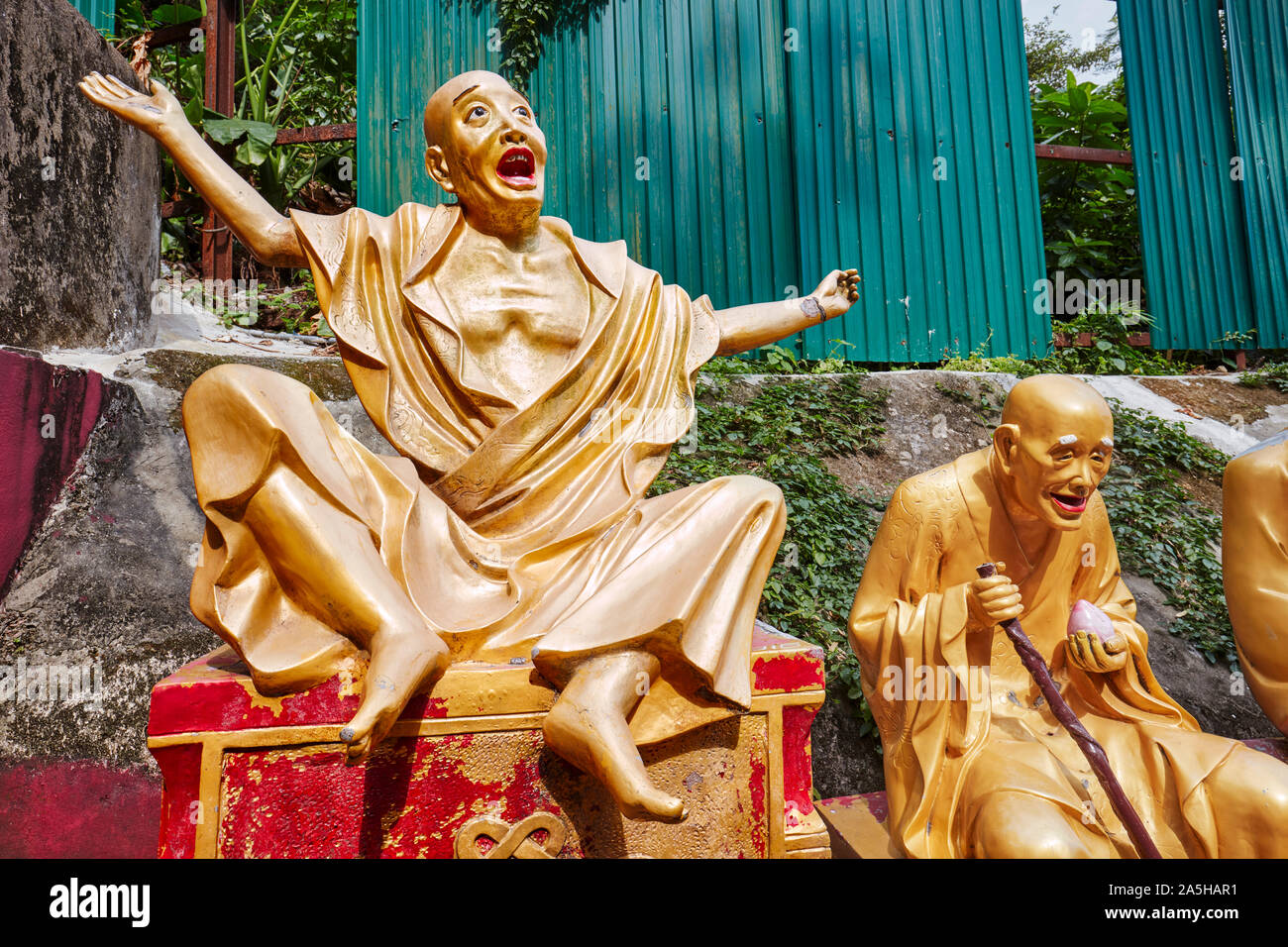 Des statues d'arhats bouddhistes (équivalent de saints des derniers jours) sur le chemin jusqu'à dix mille bouddhas monastère (Fat Man). Sze Sha Tin, de nouveaux territoires, à Hong Kong. Banque D'Images