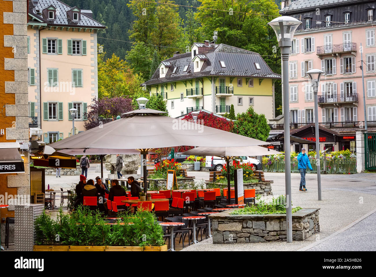 Chamonix Mont-Blanc, France - 4 octobre 2019 : l'automne vue sur le café de la rue dans le centre de la célèbre station de ski dans les Alpes Banque D'Images
