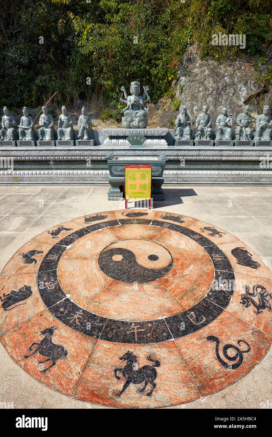 Roue du zodiaque chinois avec 12 animaux et symboles symbole Yin Yang dans le centre. Dix mille bouddhas Monastery, Sha Tin, de nouveaux territoires, à Hong Kong. Banque D'Images