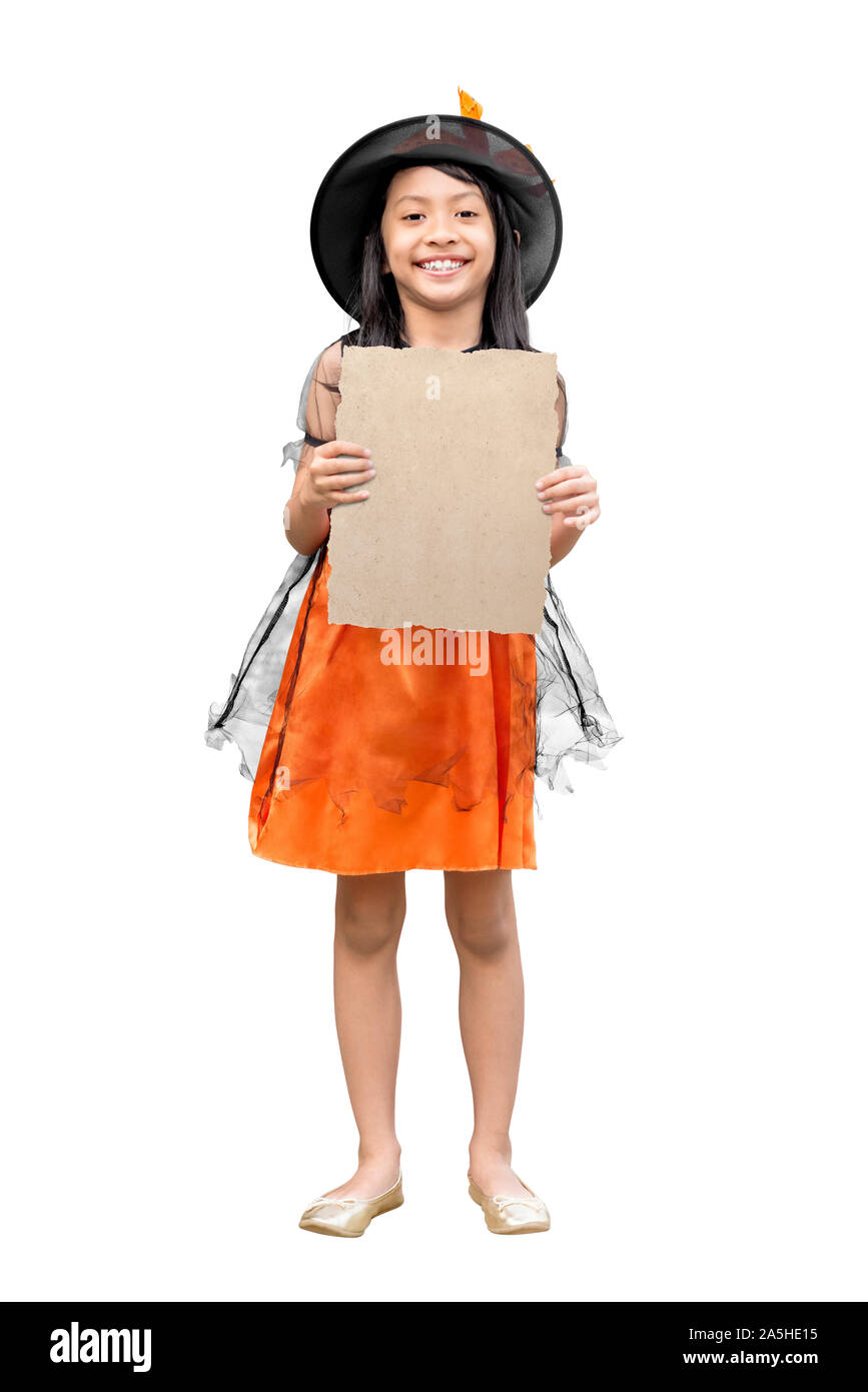 Petite fille asiatique avec costume avec une pancarte pour copie espace isolé sur fond blanc Banque D'Images