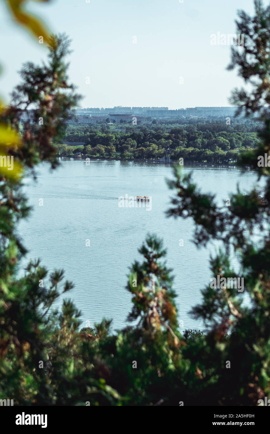 Un petit bateau pour touristes à Kunming lac près du Palais d'été à Beijing Banque D'Images