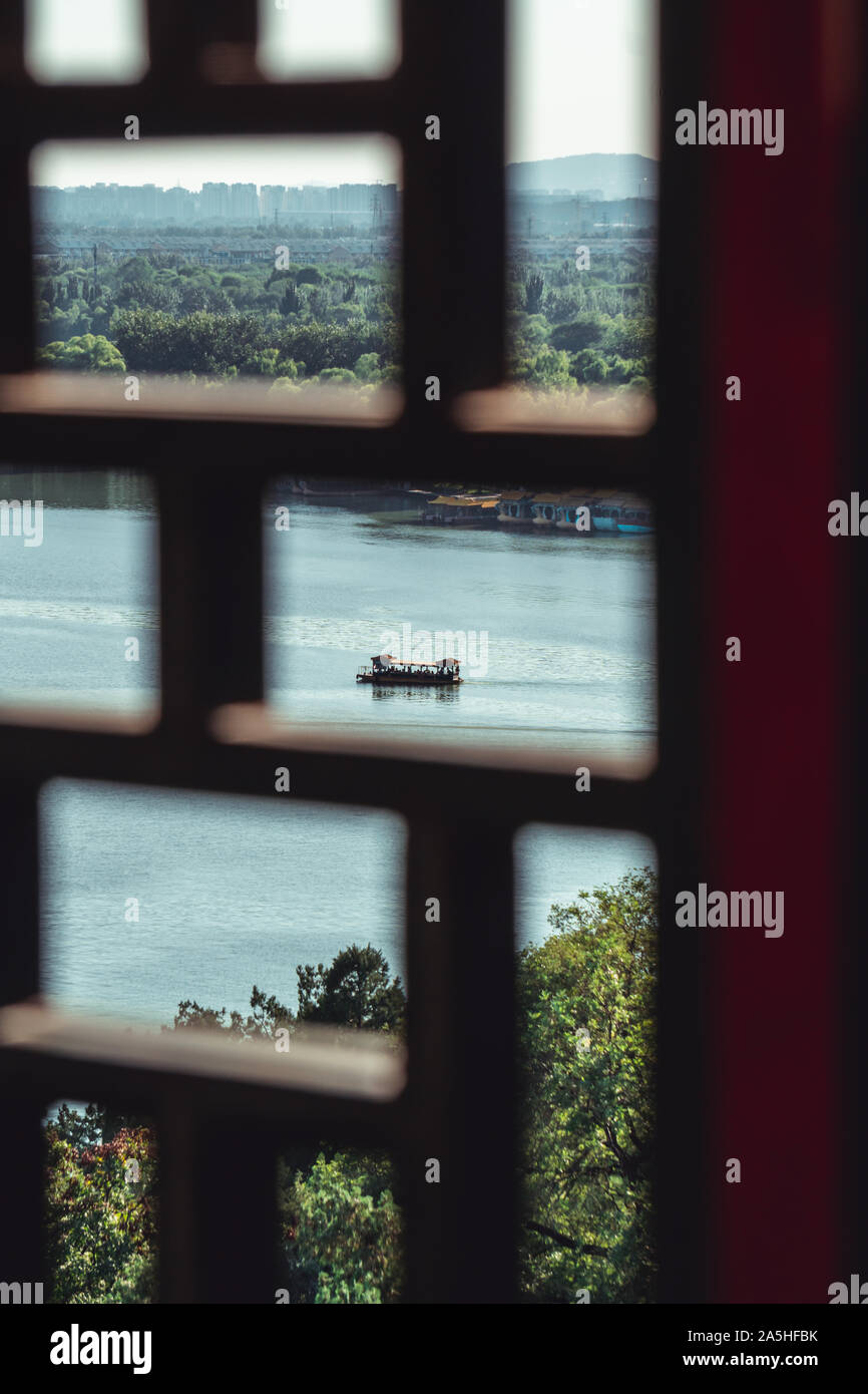 Un petit bateau pour touristes à Kunming lac près du Palais d'été à Beijing. La vue est de l'un des bâtiments du Palais d'été Banque D'Images