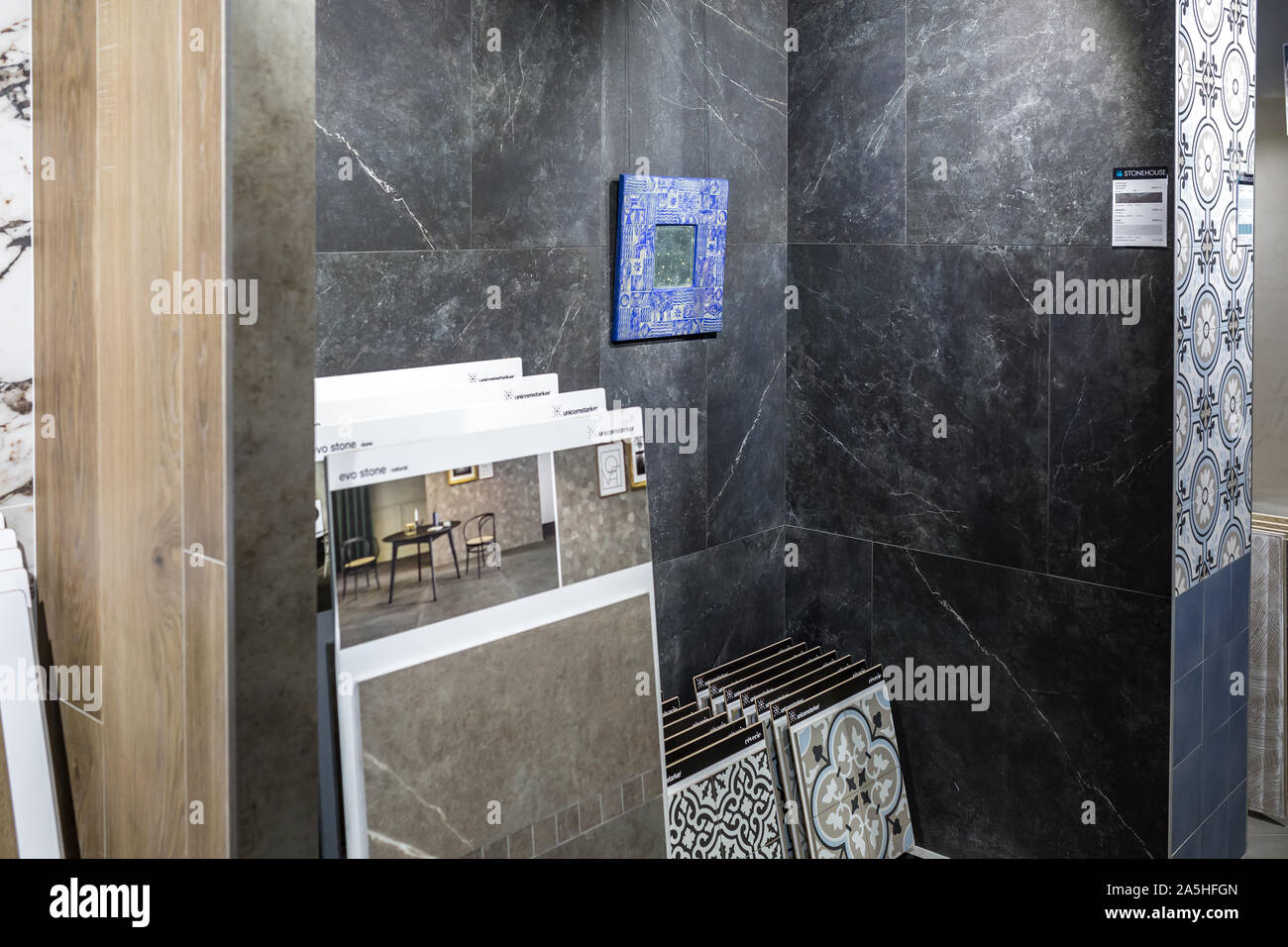 Minsk, Belarus - Septembre 2019 : intérieur en carreaux de céramique moderne et pierre naturelle shop Banque D'Images