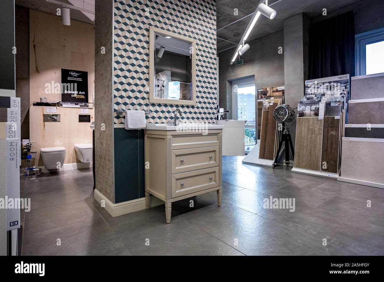 Minsk, Belarus - Septembre 2019 : intérieur en carreaux de céramique moderne et pierre naturelle shop Banque D'Images
