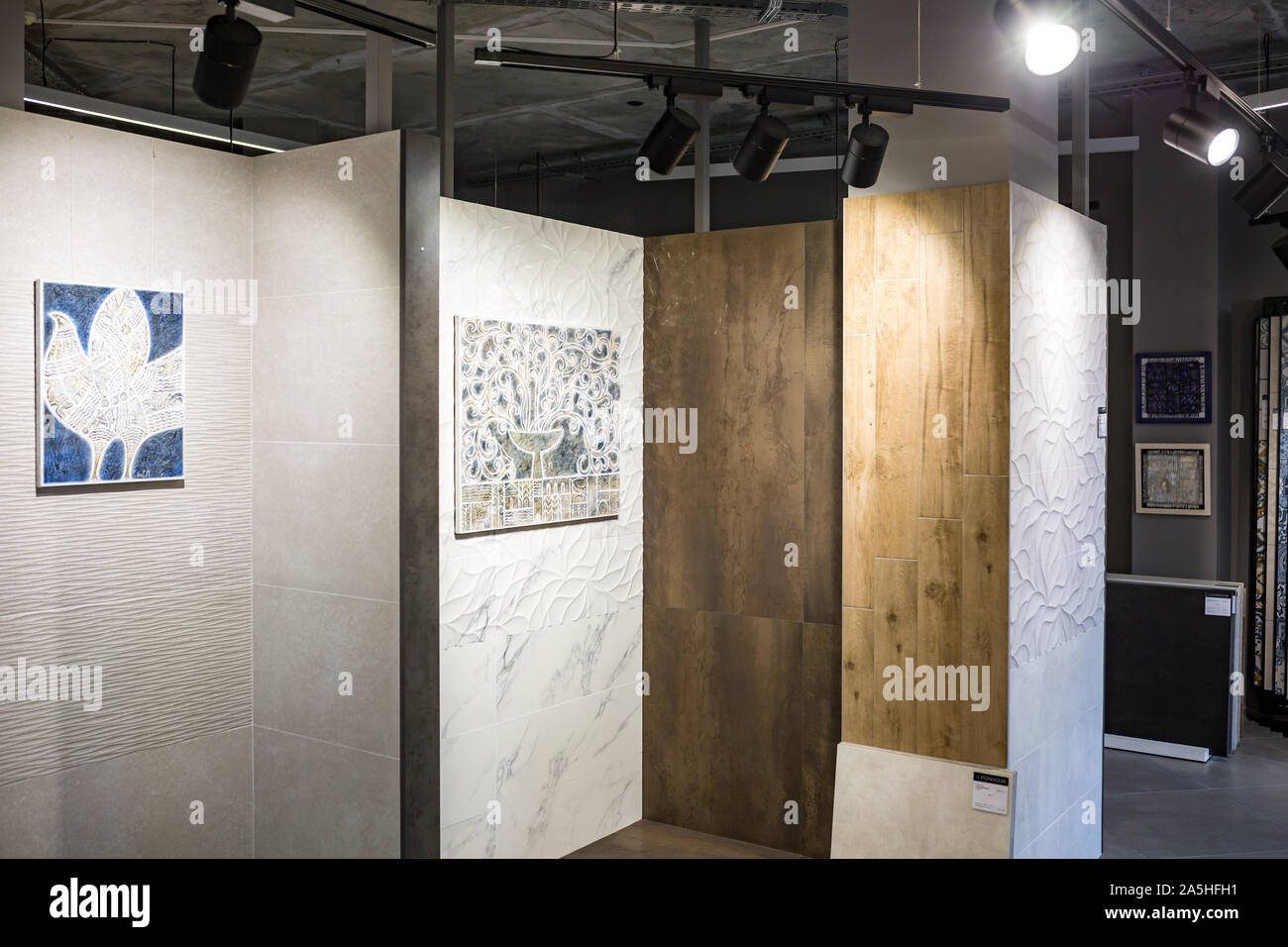 Minsk, Belarus - Septembre 2019 : intérieur en carreaux de céramique moderne et pierre naturelle shop Banque D'Images