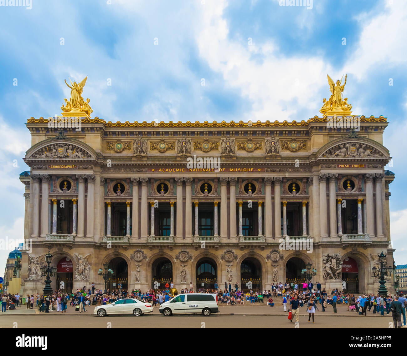 Fermer vue panoramique vue de la façade principale au sud du célèbre Palais Garnier ou l'Opéra Garnier à Paris avec les deux groupes de dessins dorés,... Banque D'Images