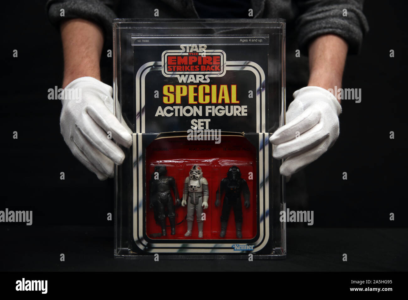 Un employé de Prop Store ajuste un pack de 3 3 figurines Imperial Set ESB Series du film Star Wars: The Empire Strokes Back (estimation de 3000 £ à 5000 £), lors d'un avant-goût de la prochaine vente aux enchères en direct d'affiches de cinéma du Prop Store. Photo PA. Date de la photo : jeudi 19 septembre 2019. Voir les accessoires DE VENTE de l'histoire des PA. Le crédit photo devrait se lire comme suit : Andrew Matthews/PA Wire Banque D'Images