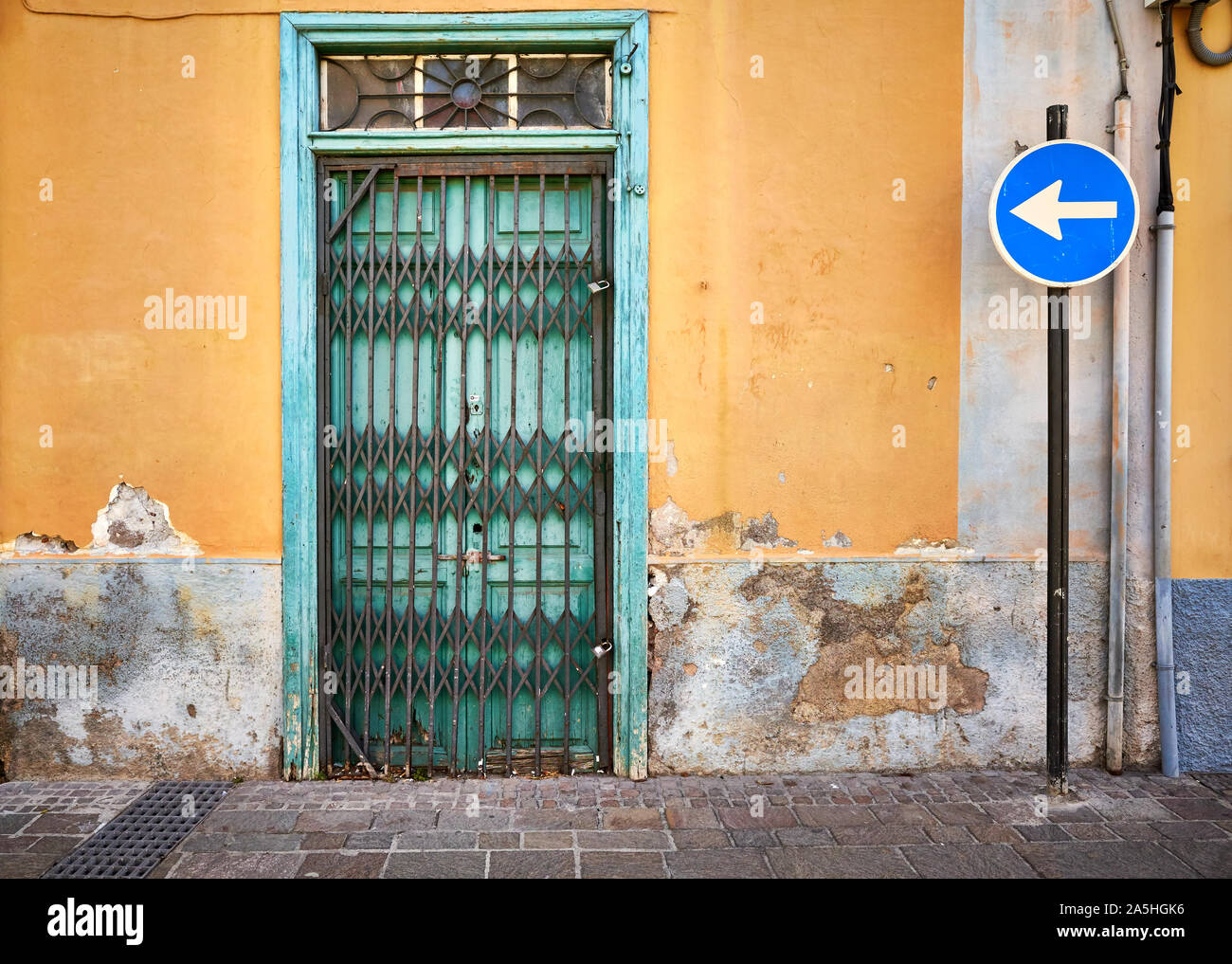Ruelle avec vide vieille porte à Santa Cruz de la vieille ville, Tenerife, Espagne. Banque D'Images
