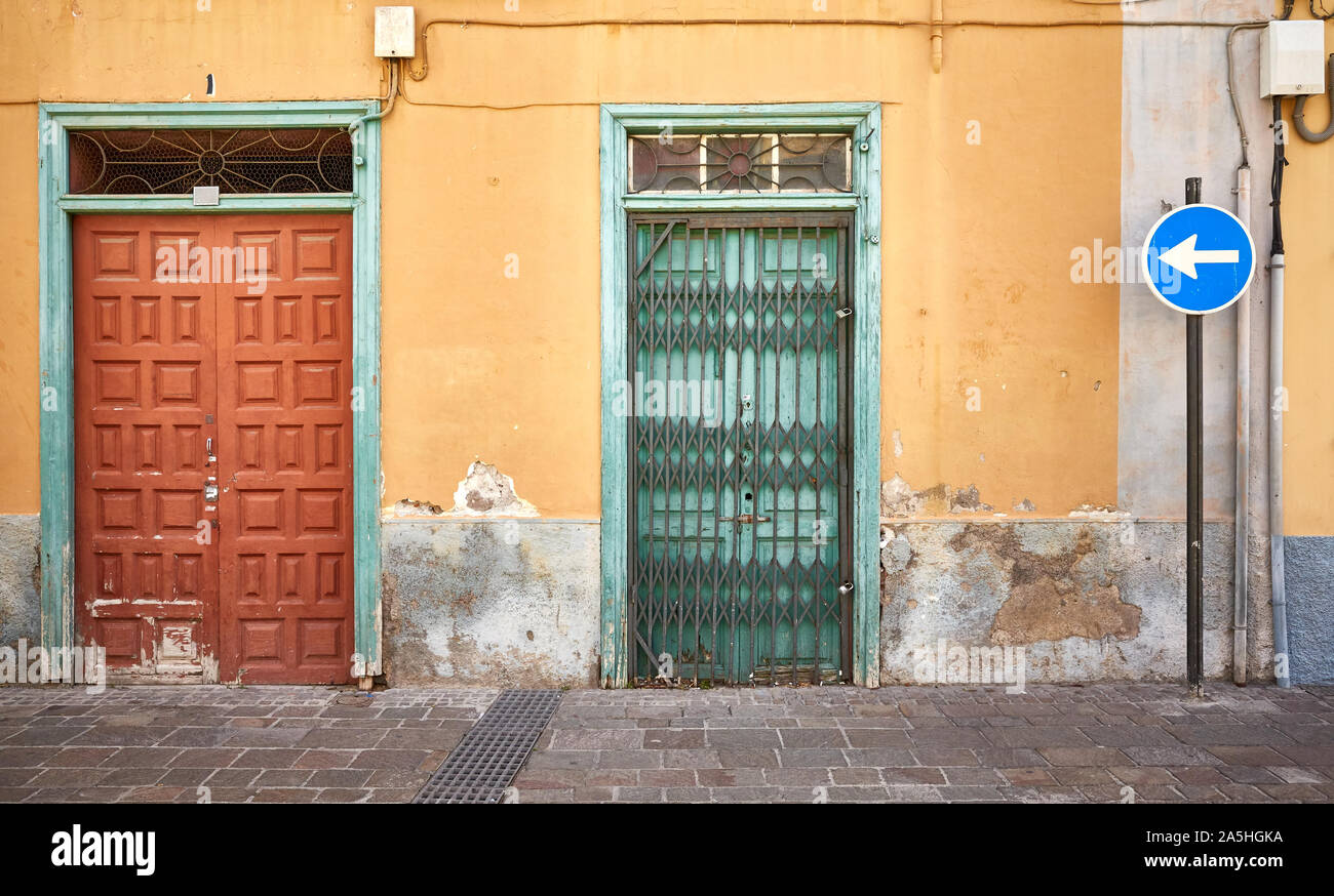 Ruelle avec vide vieille porte à Santa Cruz de la vieille ville, Tenerife, Espagne. Banque D'Images