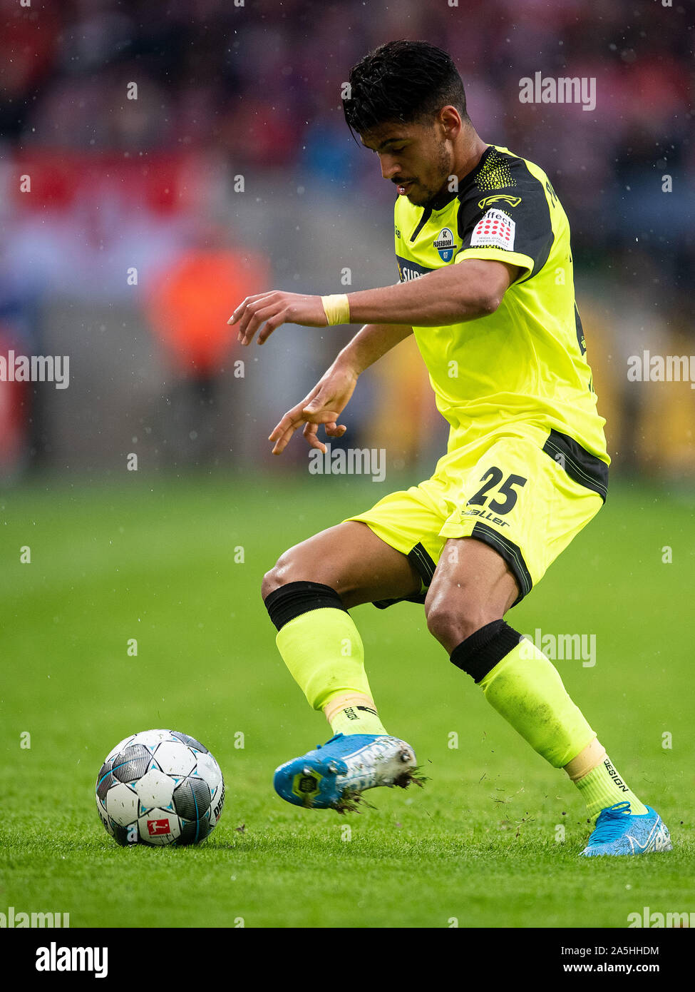 Cologne, Allemagne. 20 Oct, 2019. Soccer : Bundesliga, 1er FC Cologne - SC Paderborn 07, 8e journée en stade RheinEnergieStadion. Paderborn's Mohamed Dräger passe le ballon. Credit : Marius Becker/DPA - NOTE IMPORTANTE : en conformité avec les exigences de la DFL Deutsche Fußball Liga ou la DFB Deutscher Fußball-Bund, il est interdit d'utiliser ou avoir utilisé des photographies prises dans le stade et/ou la correspondance dans la séquence sous forme d'images et/ou vidéo-comme des séquences de photos./dpa/Alamy Live News Banque D'Images