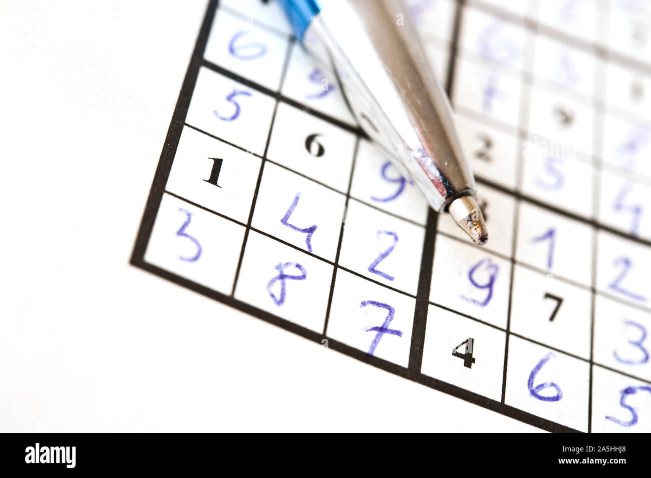 Stylo et Sudoku résolu Banque D'Images