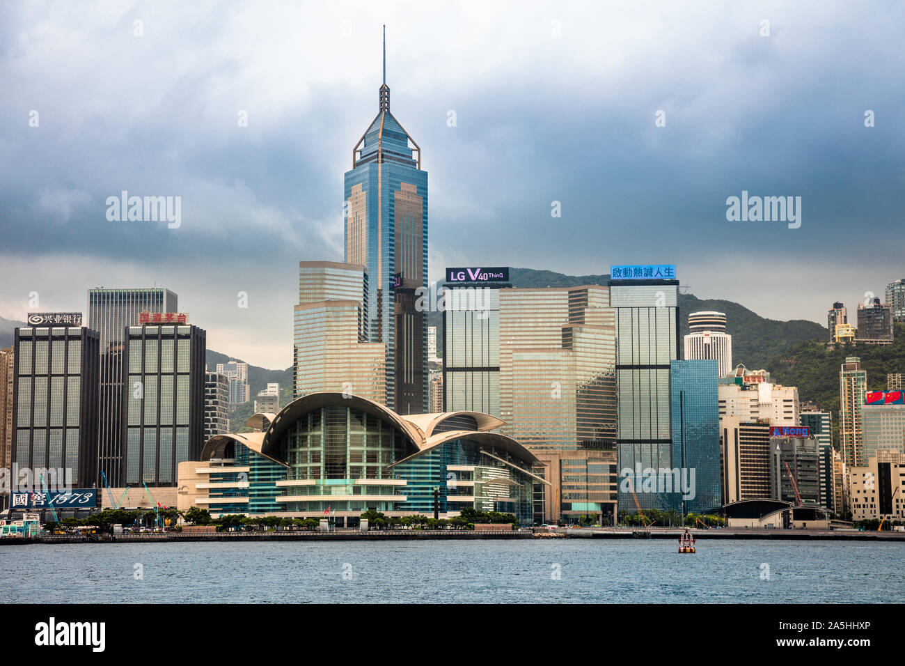 L'île de Hong Kong Skyline de Tsim Sha Tsui, avec le Hong Kong Convention Centre à l'avant-plan et Central Plaza Tower dans le dos Banque D'Images