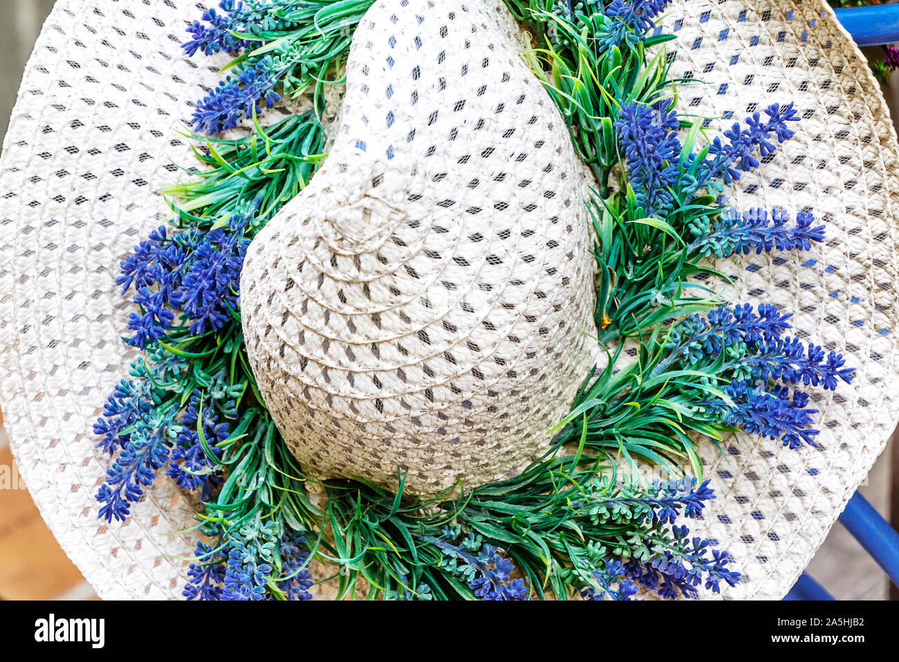 White summer hat décoré de fleurs de lavande Banque D'Images