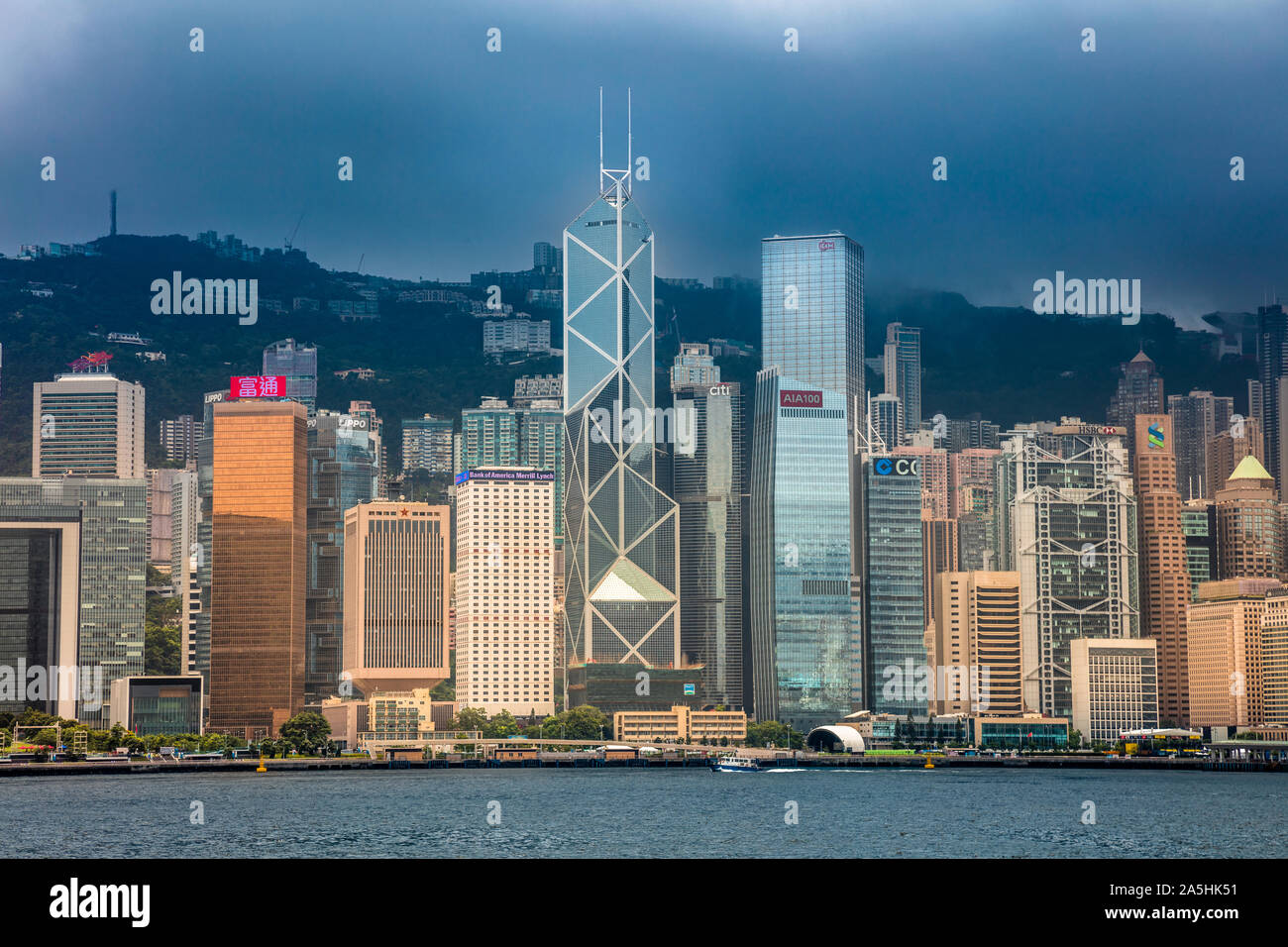 L'île de Hong Kong Skyline de Tsim Sha Tsui, avec l'IM Pei's iconic Banque de Chine, dans le centre Banque D'Images