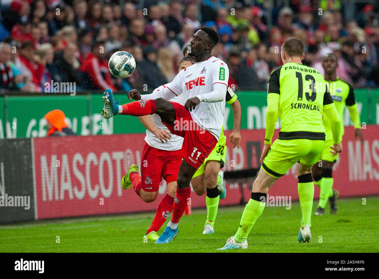 Kingsley Schindler (K, mi.) en action sur la balle, prend le ballon sur la poitrine avec le pied. Sebastian SCHONLAU (PB, à droite) ne peut pas intervenir. duels. Soccer 1. Bundesliga, 8. Journée, FC Cologne (Köln) (K) - SC Paderborn 07 (PB), 3 : 0, 20/10/2019 dans Koeln (Köln), Allemagne. Dans le monde d'utilisation | Banque D'Images