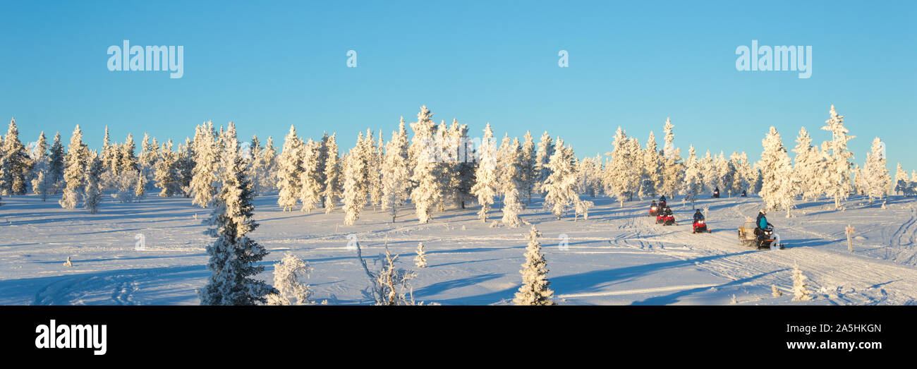 Groupe de la motoneige en Laponie, près de Rauma, Finlande, fond d'hiver panoramique Banque D'Images