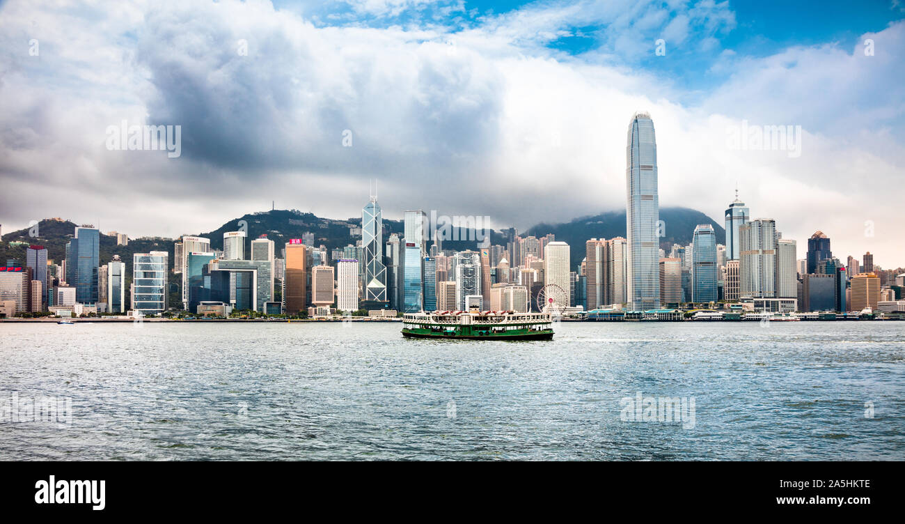 L'île de Hong Kong Skyline de Tsim Sha Tsui, avec le Star Ferry traversant le port de Hong Kong Banque D'Images
