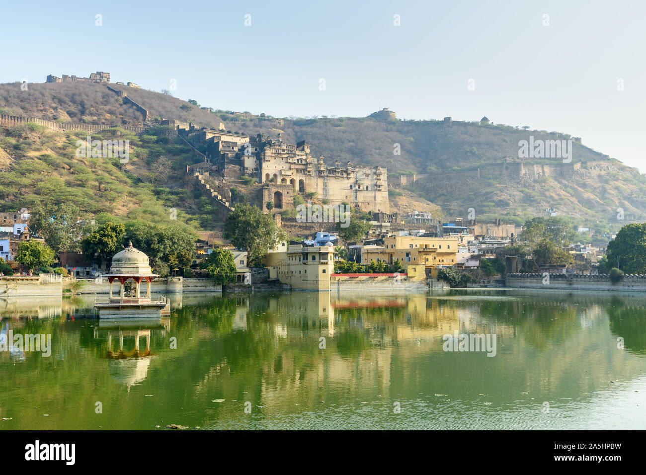 Taragarh Fort et Nawal Sagar Lake dans Varkala. Le Rajasthan. L'Inde Banque D'Images