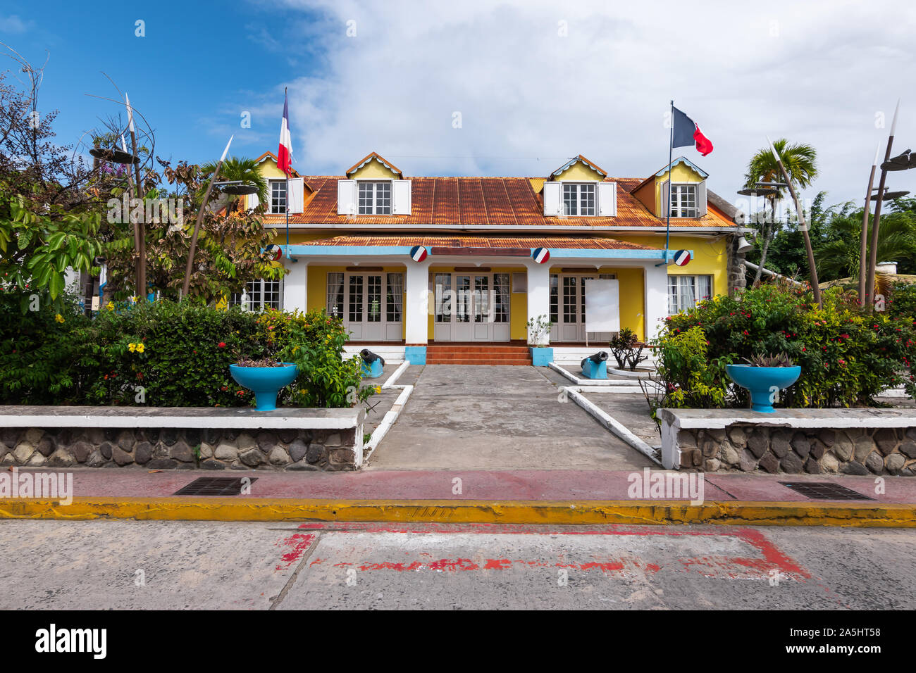 Terre-de-Haut, Guadeloupe, Les Saintes. Hôtel de ville colorée en centre-ville. Banque D'Images