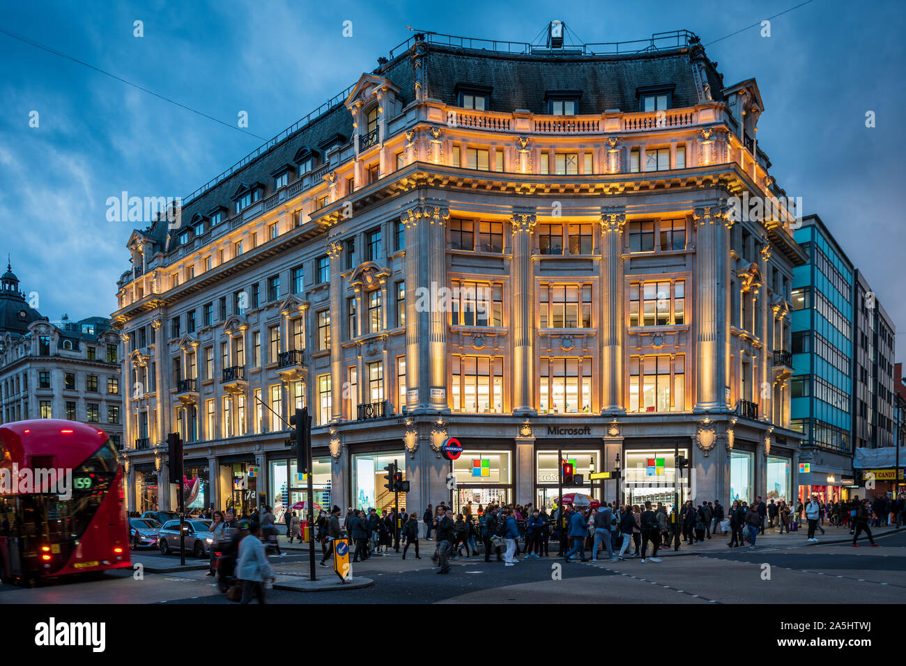 Microsoft Store Oxford Circus Londres - Microsoft Oxford Circus - le nouveau magasin Microsoft sur Oxford Street dans le West End de Londres. Ouvert 2019. Banque D'Images