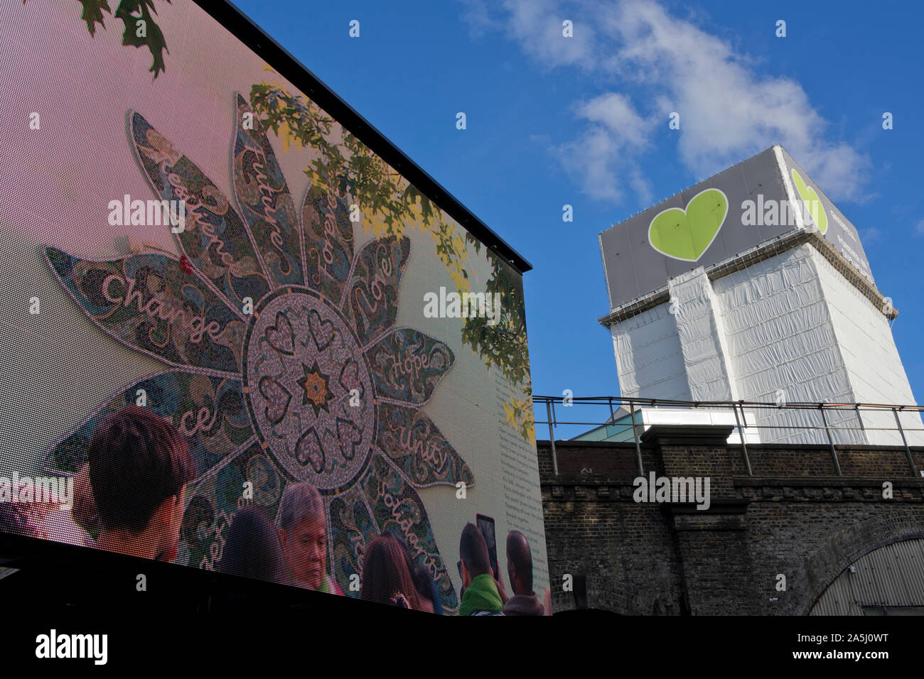 Marche silencieuse et veillée pour commémorer le deuxième anniversaire de la catastrophe, l'incendie de la tour de Grenfell, où 72 personnes sont mortes le 14 juin 2017 dans la région de Notting Hill Banque D'Images